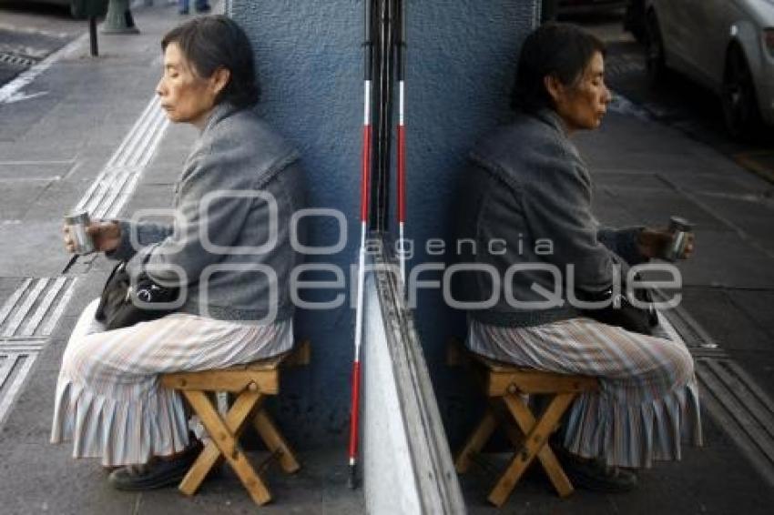 MUJER CIEGA