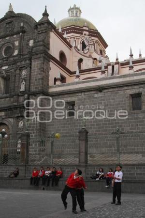 ESTUDIANTES JUEGAN FUTBOL A UN COSTADO DE CATEDRAL