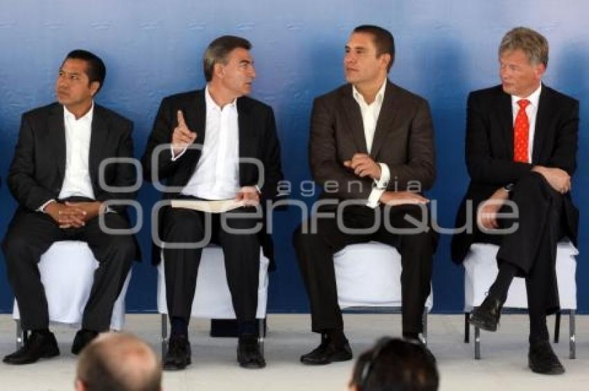 MORENO VALLE INAUGURÓ LATERAL A VW