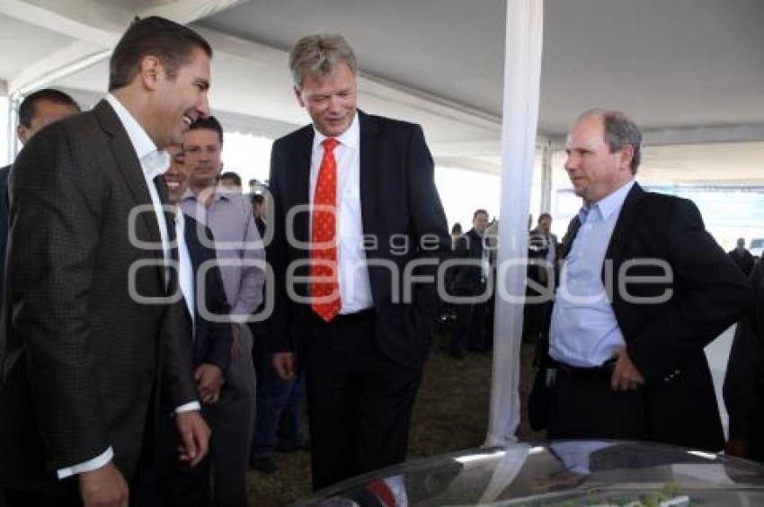 MORENO VALLE INAUGURÓ  LATERAL A VW