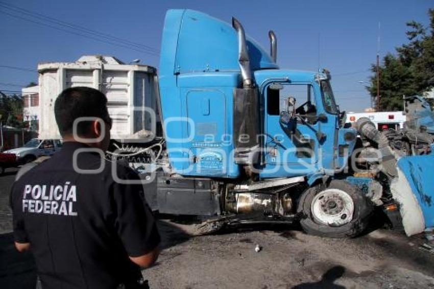 CHOQUE ENTRE TRÁILER Y CAMIÓN