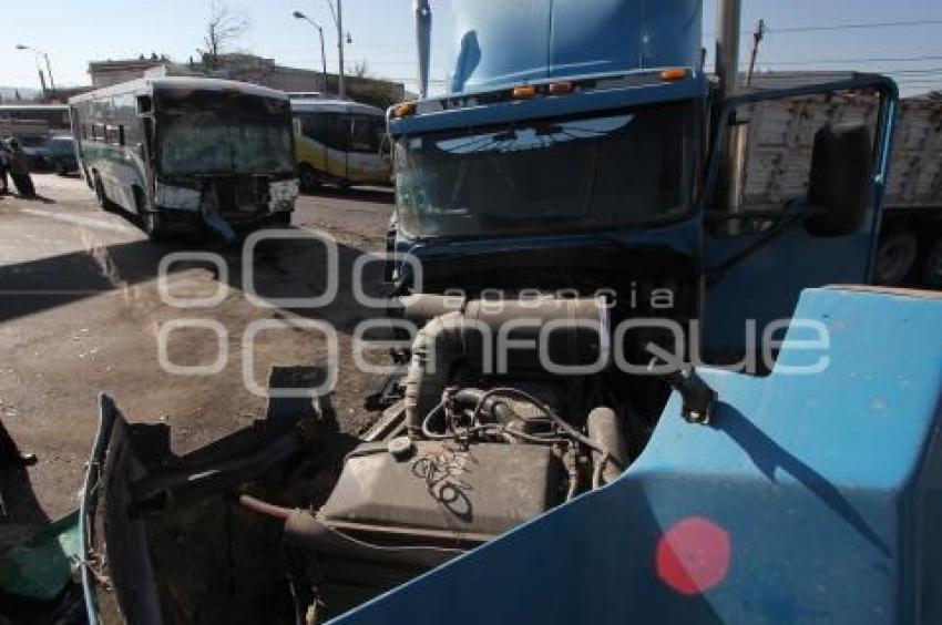 CHOQUE ENTRE TRÁILER Y CAMIÓN