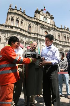 COLOCACIÓN BOTES PAPELEROS