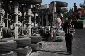 VOLCADURA DE TRÁILER EN PERIFÉRICO