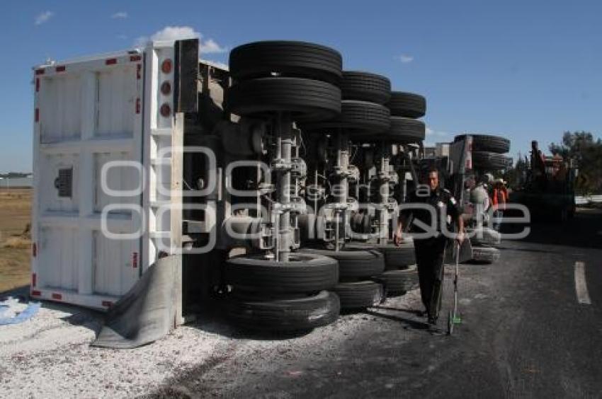 VOLCADURA DE TRÁILER EN PERIFÉRICO