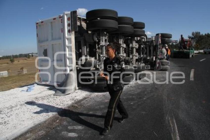 VOLCADURA DE TRÁILER EN PERIFÉRICO