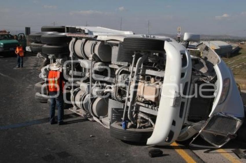 VOLCADURA DE TRÁILER EN PERIFÉRICO