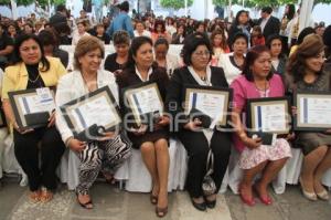 ENTREGAN PREMIO DOCENTE DISTINGUIDA 2012