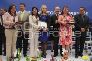 ENTREGAN PREMIO DOCENTE DISTINGUIDA 2012