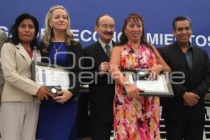 ENTREGAN PREMIO DOCENTE DISTINGUIDA 2012