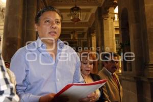 FERNANDO MORALES ENTREGA OFICIO PARA EDUARDO RIVERA