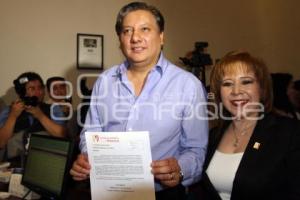 FERNANDO MORALES ENTREGA OFICIO PARA EDUARDO RIVERA