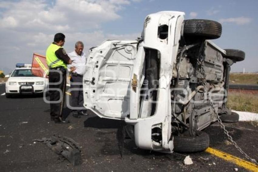 VOLCADURA AUTO VÍA ATLIXCÁYOTL