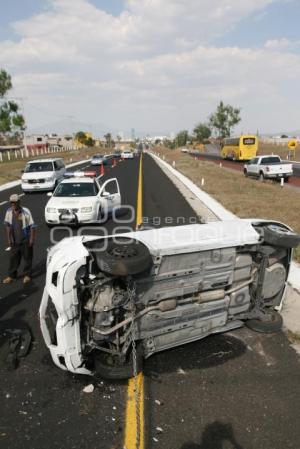 VOLCADURA AUTO VÍA ATLIXCÁYOTL