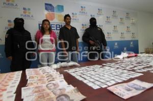 PRESENTAN A DOS DETENIDOS CON DROGA Y BILLETES FALSOS