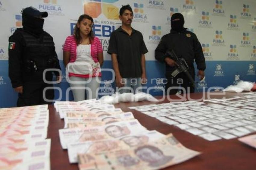 PRESENTAN A DOS DETENIDOS CON DROGA Y BILLETES FALSOS