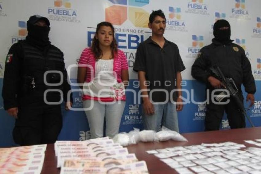 PRESENTAN A DOS DETENIDOS CON DROGA Y BILLETES FALSOS