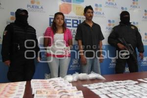 PRESENTAN A DOS DETENIDOS CON DROGA Y BILLETES FALSOS