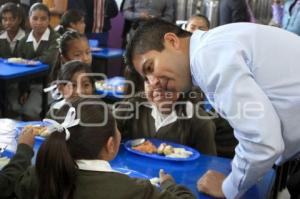 EDUARDO RIVERA ENTREGÓ DESAYUNADOR