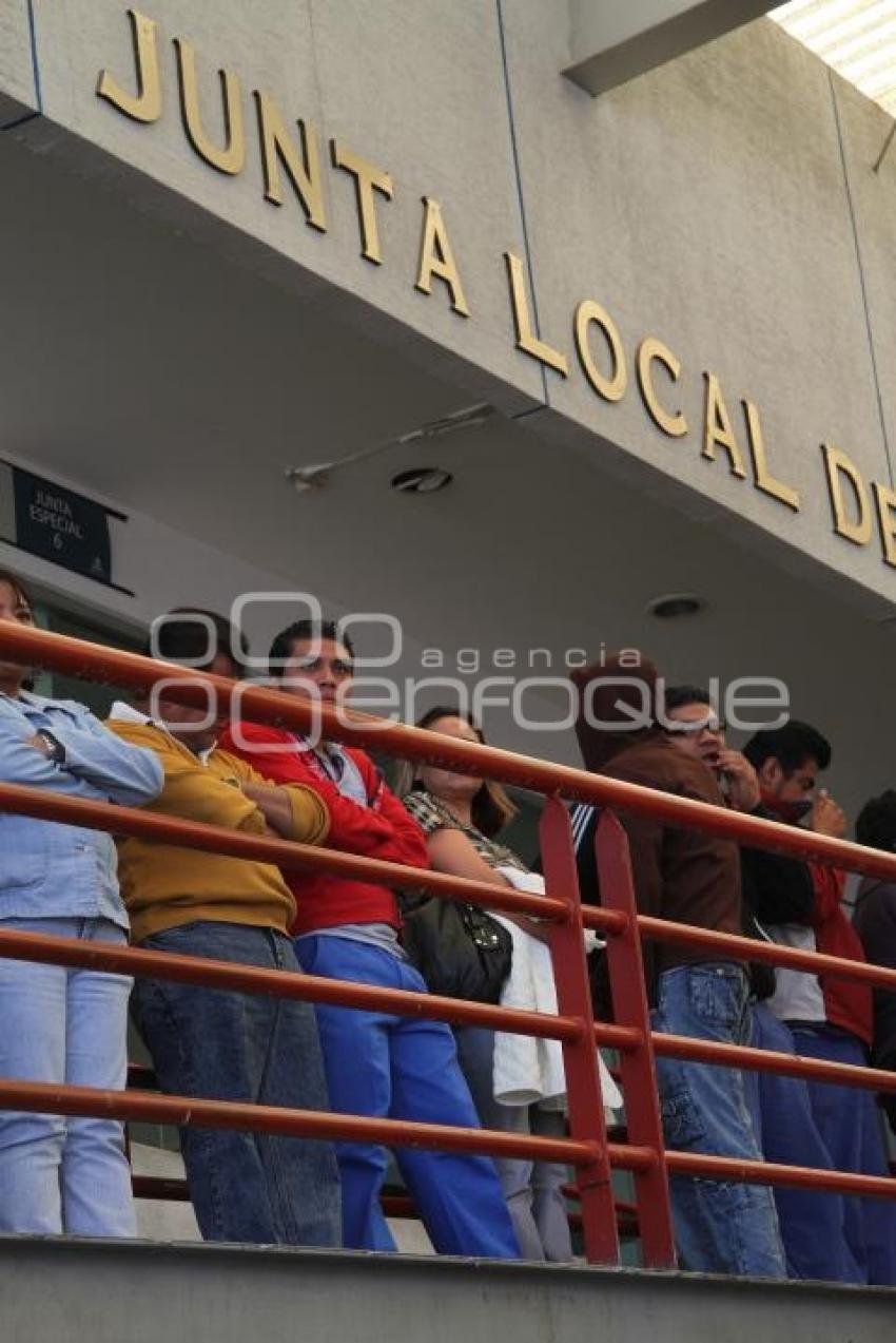 TRABAJADORES JOHNSON CONTROLS ACUDEN A JUNTA LOCAL DE CONCILIACIÓN