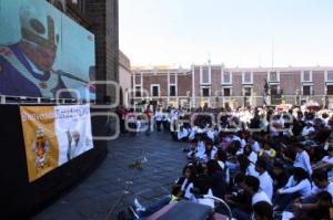 POBLANOS VEN MISA DEL PAPA EN EL ATRIO DE CATEDRAL