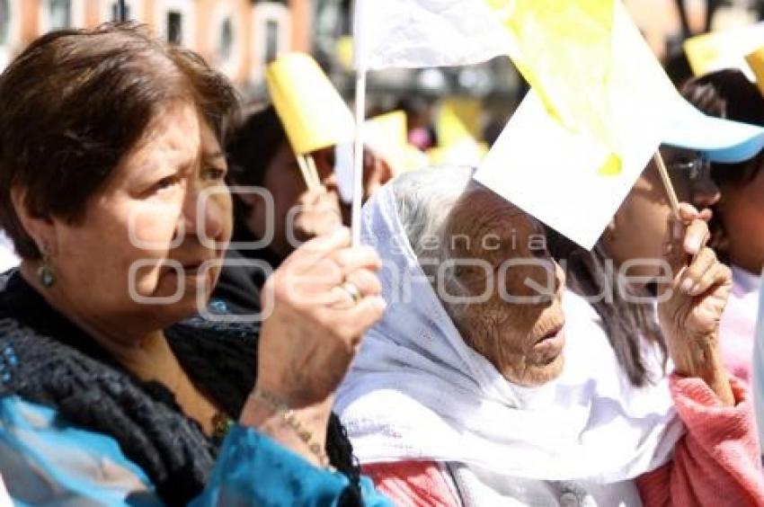 POBLANOS VEN MISA DEL PAPA EN EL ATRIO DE CATEDRAL