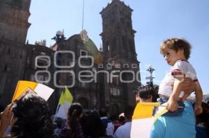 POBLANOS VEN MISA DEL PAPA EN EL ATRIO DE CATEDRAL