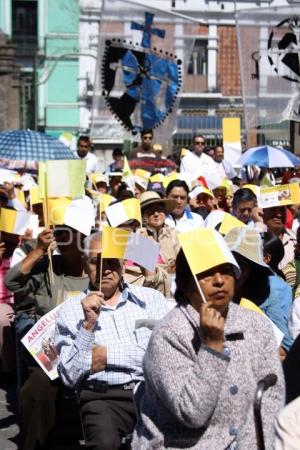 POBLANOS VEN MISA DEL PAPA EN EL ATRIO DE CATEDRAL