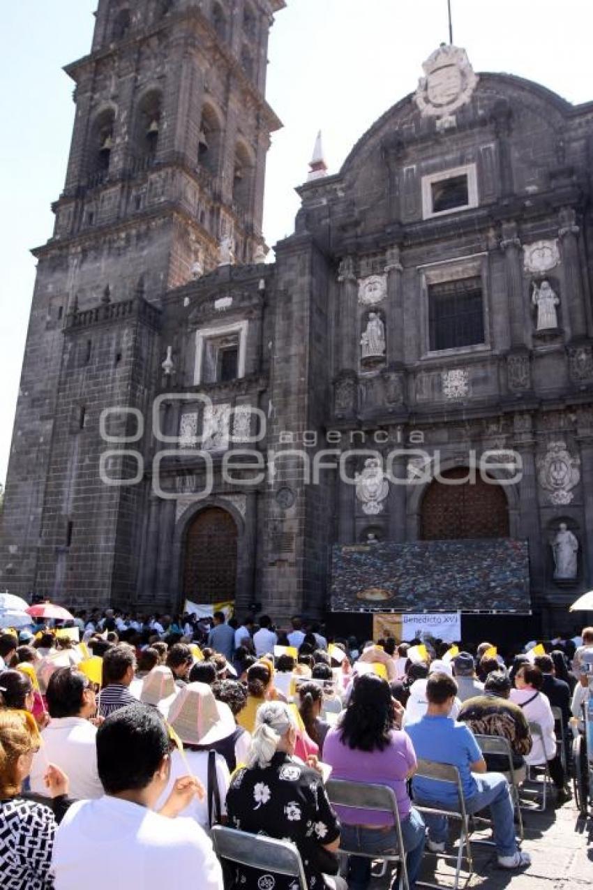 POBLANOS VEN MISA DEL PAPA EN EL ATRIO DE CATEDRAL