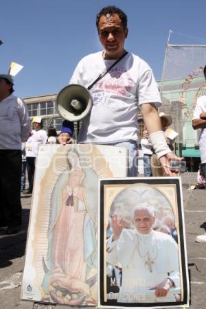 POBLANOS VEN MISA DEL PAPA EN EL ATRIO DE CATEDRAL