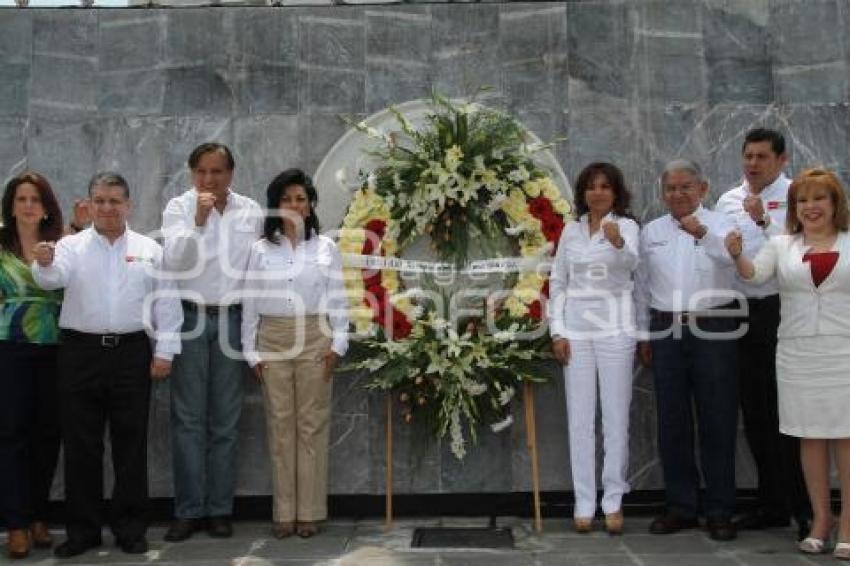 CANDIDATOS PRIISTAS COLOCAN OFRENDA FLORAL A HERMANOS SERDÁN
