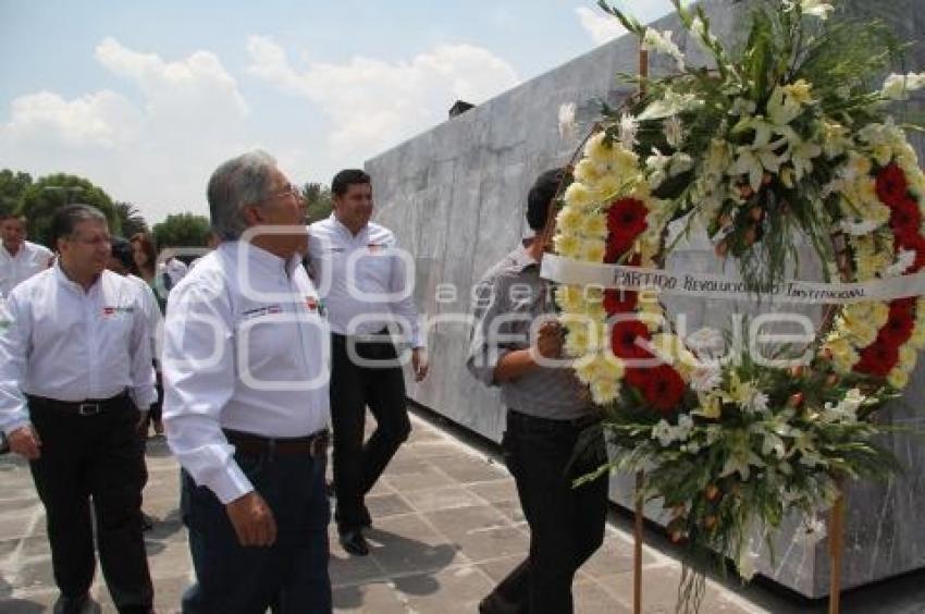 CANDIDATOS PRIISTAS COLOCAN OFRENDA FLORAL A HERMANOS SERDÁN