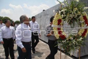 CANDIDATOS PRIISTAS COLOCAN OFRENDA FLORAL A HERMANOS SERDÁN