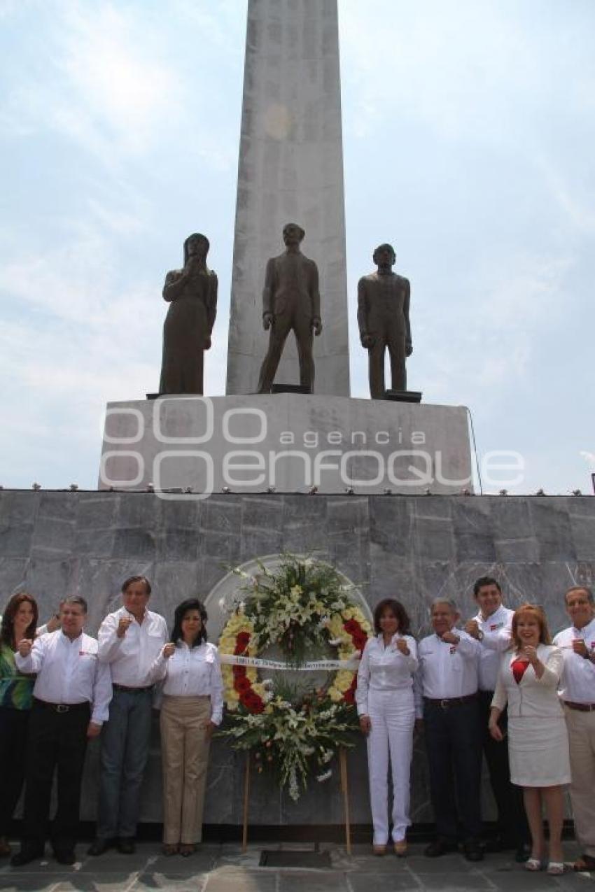 CANDIDATOS PRIISTAS COLOCAN OFRENDA FLORAL A HERMANOS SERDÁN