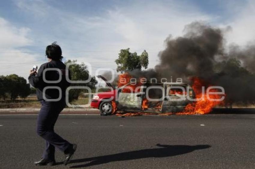 SE INCENDIA CAMIONETA Y LA ABANDONAN