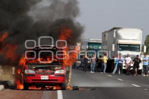 SE INCENDIA CAMIONETA Y LA ABANDONAN