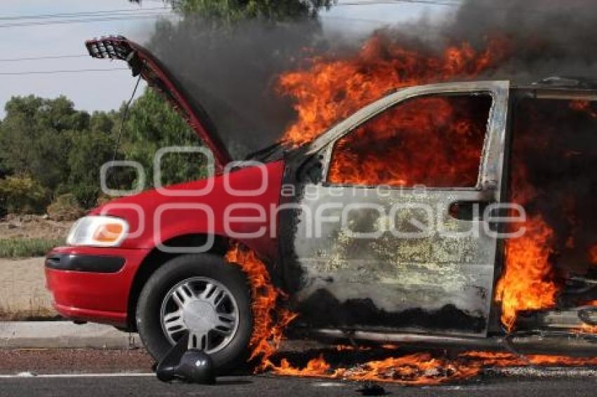 SE INCENDIA CAMIONETA Y LA ABANDONAN