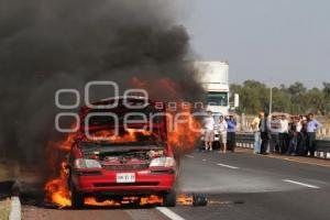 SE INCENDIA CAMIONETA Y LA ABANDONAN