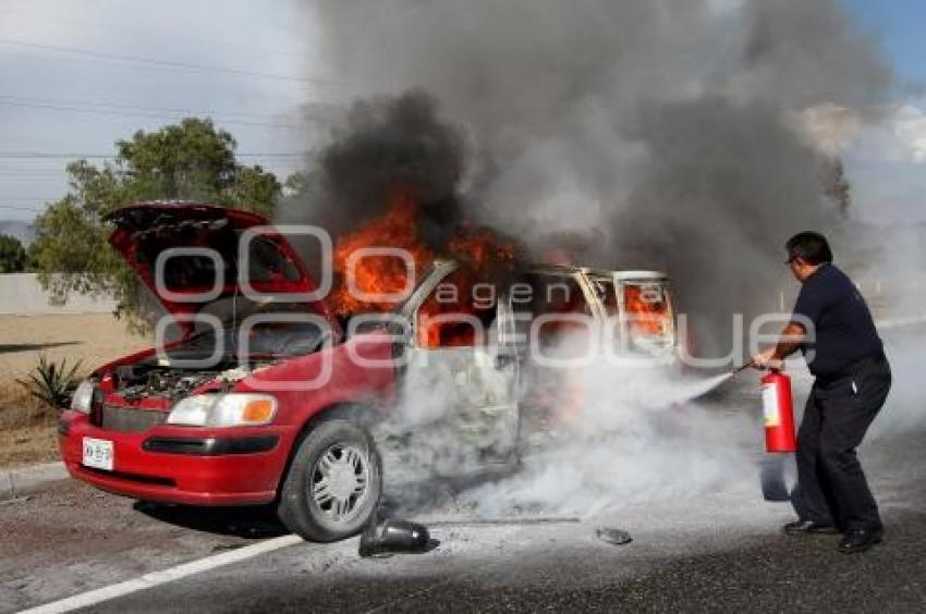 SE INCENDIA CAMIONETA Y LA ABANDONAN