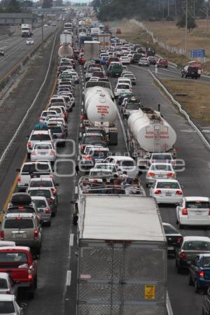 TRÁFICO EN AUTOPISTA POR TÉRMINO DE VACACIONES