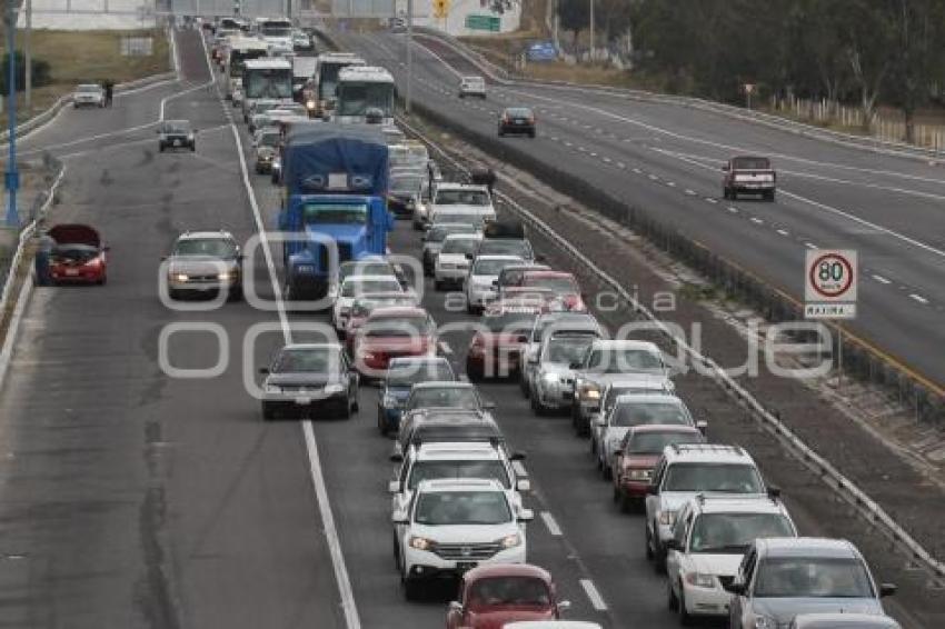 TRÁFICO EN AUTOPISTA POR TÉRMINO DE VACACIONES