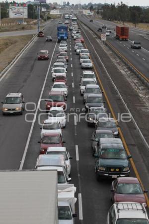 TRÁFICO EN AUTOPISTA POR TÉRMINO DE VACACIONES