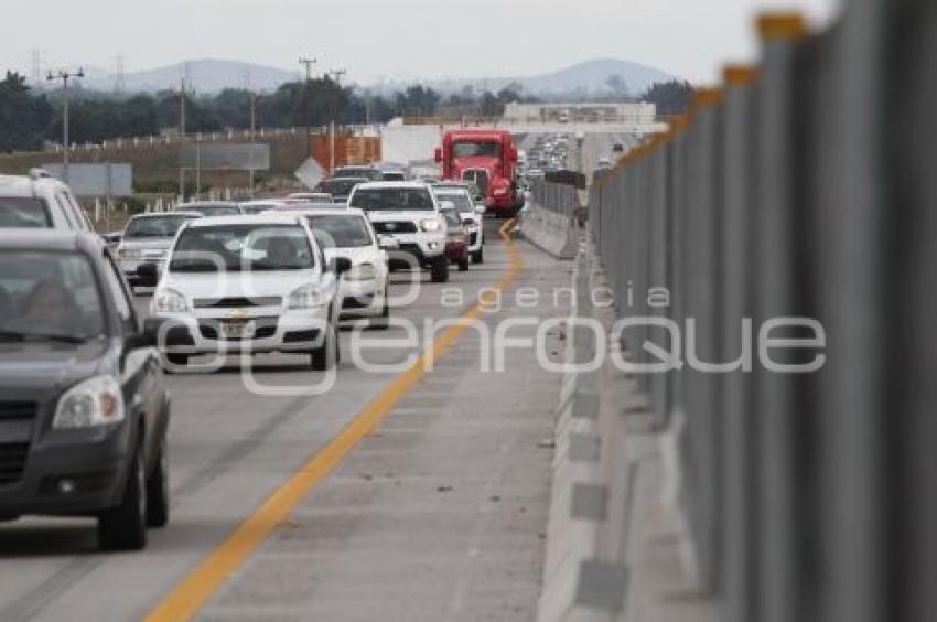 TRÁFICO EN AUTOPISTA POR TÉRMINO DE VACACIONES