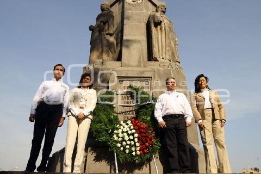 PRÍISTAS COLOCAN CORONA EN HONOR A FUNDACIÓN DE PUEBLA