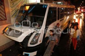 TRANSPORTE PÚBLICO CHOCA CONTRA PARED EN VALSEQUILLO