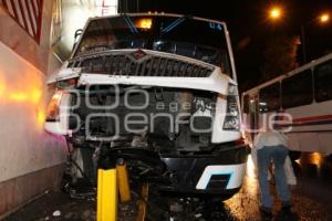 TRANSPORTE PÚBLICO CHOCA CONTRA PARED EN VALSEQUILLO