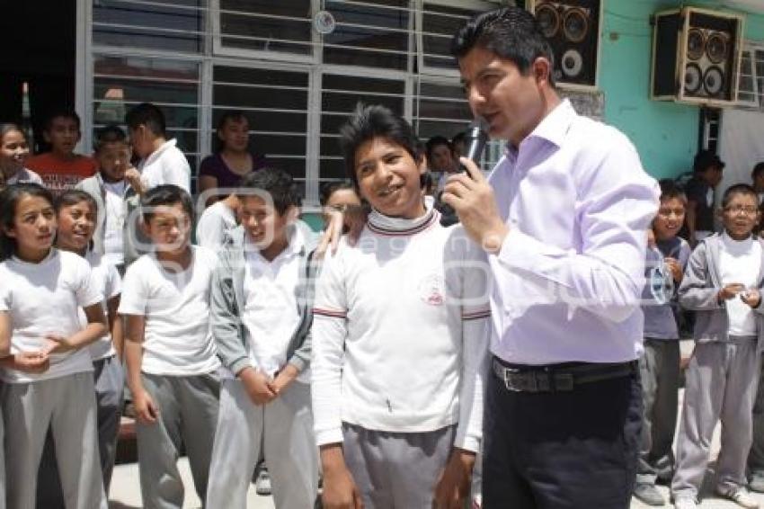 EDUARDO RIVERA ENTREGÓ DESAYUNADOR