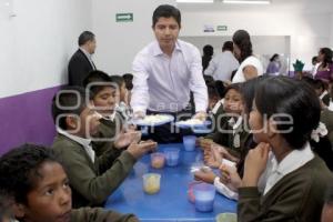 EDUARDO RIVERA ENTREGÓ DESAYUNADOR