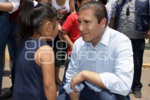 MORENO VALLE ENTREGA JUGUETES A NIÑOS