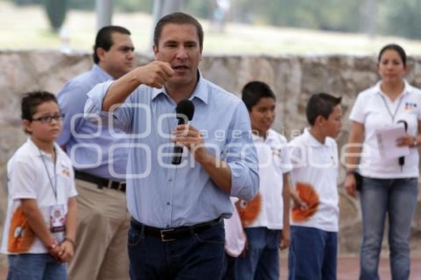 MORENO VALLE ENTREGA JUGUETES A NIÑOS